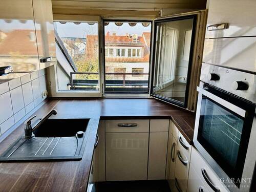 Küche mit Durchreiche zum Balkon - 