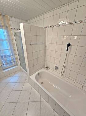 Dusche und Badewanne - 