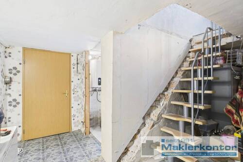 Diele mit Treppe zum EG - 