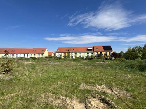 Blick zum Nachbarn - Radeburg: Baugrundstück für EFH o. Doppelhaus