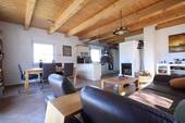 Wohnzimmer mit Kamin-Speicherofen - 3 Zimmer Mehrfamilienhaus, Wohnhaus zum Kaufen in Rieder