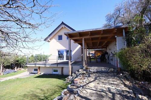 Gartenansicht mit Terrasse und Outdoor-Küche - 