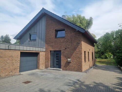 Bild 1 - Einfamilienhaus mit großem Garten und Garage