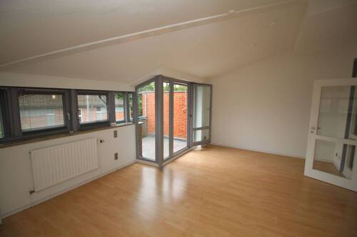 Zimmer I (Bodenbelag wurde danach erneuert) - Dreizimmerwohnung mit Balkon - 907,00 EUR Kaltmiete, ca.  79,00 m² Wohnfläche