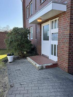 Hauseingang mit einer Stufe - 3 Zimmer Etagenwohnung zum Kaufen in Uelzen