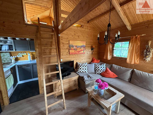 Wohnbereich - Ferienhaus in Chemnitz: Holzhaus mit Grundstück, Terrasse, Kamin, Einbauküche, Pool & Stellplatz
