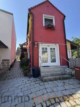 DB6D57CA-E5DF-49F1-AFBC-8A81046C0C16_1_201_a - Ansprechendes Stadthaus mit 3 WEH im Herzen von Pleinfeld - gepflegt und saniert