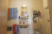 Kleines Funktionsbad mit Wanne - 