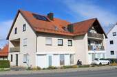 Vorderansicht 1 MFH - GEMÜTLICH UND FUNKTIONELL: 3-Zimmer-Wohnung im kleinem Mehrfamilienhaus