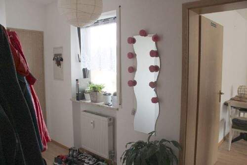 Heller Eingangsbereich/Garderobe - 3 Zimmer Etagenwohnung in Seubersdorf in der Oberpfalz