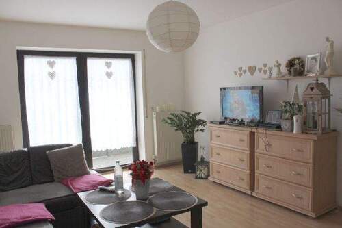 Wohnzimmer mit Balkonzugang - Etagenwohnung mit 75,00 m² in Seubersdorf in der Oberpfalz zur Miete