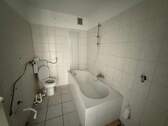 Innenliegendes Bad mit Badewanne - 