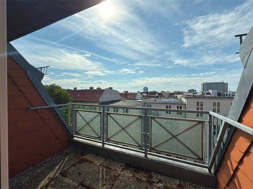 Terrasse - Über den Baumkronen im Güntzelkiez: Dachwohnung im renovierten Altbau