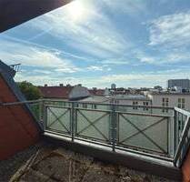 Über den Baumkronen im Güntzelkiez: Dachwohnung im renovierten Altbau - Berlin Wilmersdorf