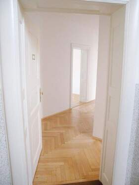 Wohnungstür - 3 Zimmer Etagenwohnung in München