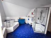 Badezimmer mit Badewanne, Dusche, Sauna - 