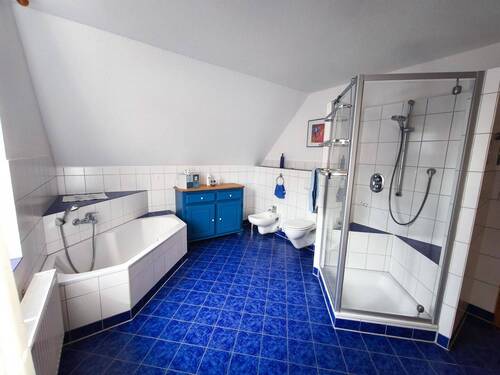 Badezimmer mit Badewanne, Dusche, Sauna - 