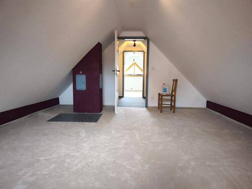 Dachboden ausgebaut, 2 Räume mit Verbindungsflur - 