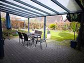 Überdachte Terrasse mit Blick in den Garten - 