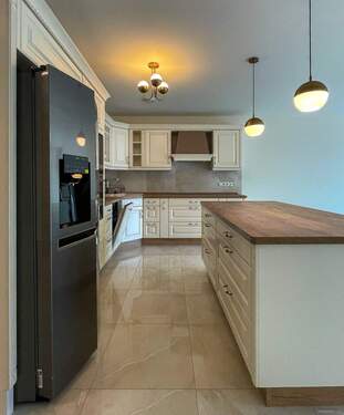 Wohnzimmer mit Balkon und offener Küche - 5 Zimmer Etagenwohnung zur Miete in Berlin