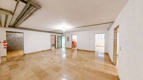 Flur im UG mit Zugang zu den Kellerräumen - 