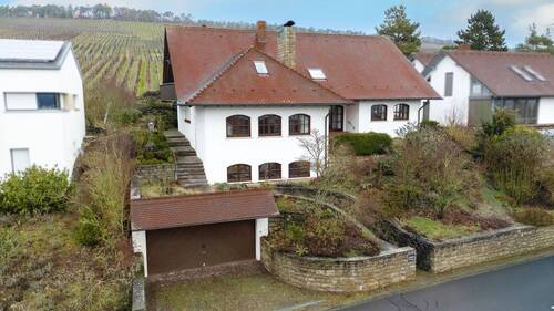 Titel Südansicht mit Garage - 7 Zimmer Einfamilienhaus zum Kaufen in Eibelstadt