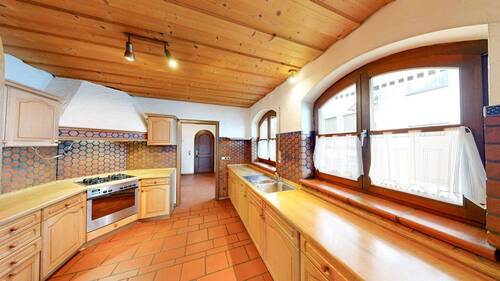 Küche im Landhausstil mit Hauswirtschaftsraum - 