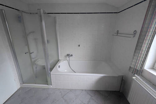 Badezimmer mit Badewanne und Dusche - 