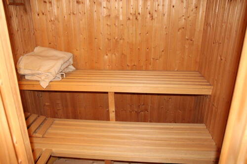 Eigene Sauna mit Dusche im Keller - 