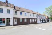 Außenansicht Straße - Mehrfamilienhaus, Wohnhaus mit 374,90 m² in Sarstedt zum Kaufen