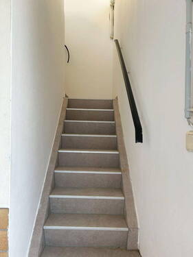 Treppenaufgang - 5 Zimmer Mehrfamilienhaus, Wohnhaus in Langenlonsheim