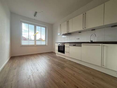 Küche mit Einbauküche und Essbereich - 