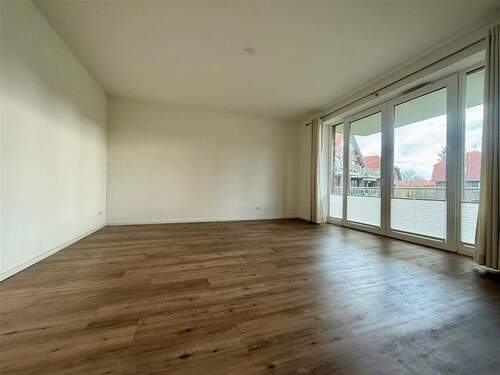 Großzügiges Wohnzimmer mit Balkon - 