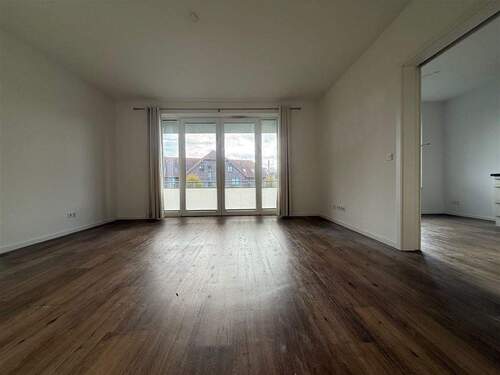 Großzügiges Wohnzimmer mit Balkon (2) - 