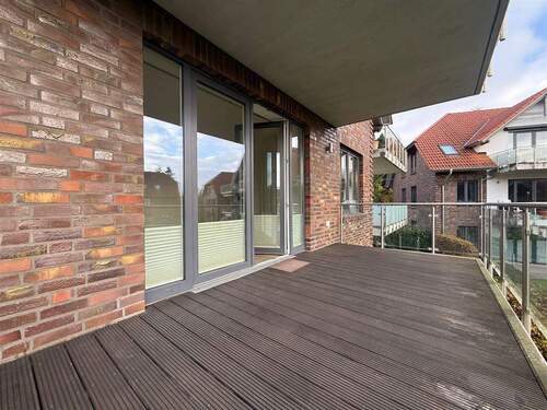 Großzügiger Balkon mit Blick in den Innenhof - 