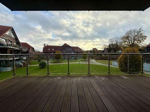 Großzügiger Balkon mit Blick in den Innenhof (2) - 