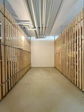 Geräumiger Kellerraum mit Licht und Strom - 