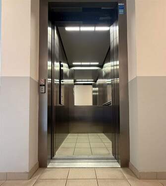 Moderner Aufzug vom Keller auf die Etage - 