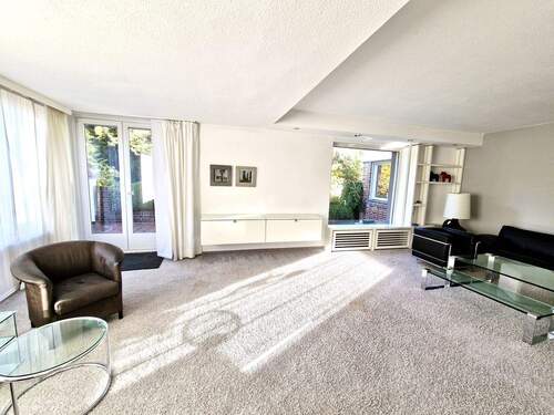 sonniges Wohnzimmer - Einfamilienhaus mit 150,00 m² in Berlin zur Miete