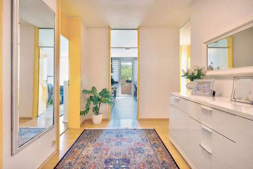 Wohnungseingangsbereich - Licht, das Herzen berührt: Ihr neues Zuhause im Taunus - Ruhe, Wärme und Aussicht inklusive