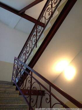 Treppenhaus - 2 Zimmer mit Aufzug - 