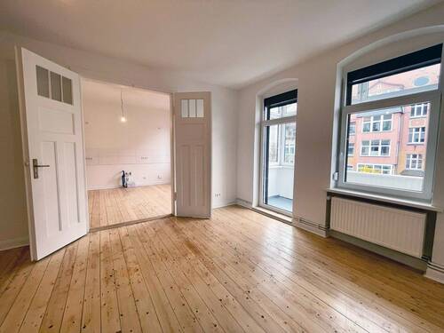 Wohnzimmer mit Balkon - 