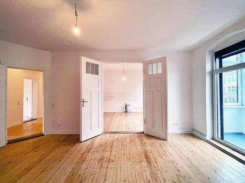 Wohnzimmer mit Balkon - ELEGANT. STILVOLL. AUTHENTISCH. - IHRE ALTBAUWOHNUNG MIT BALKON