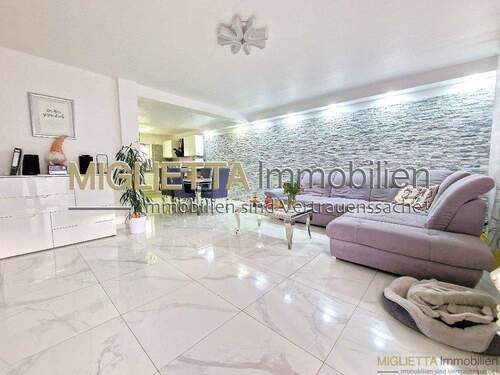 - - Solides Reihenhaus mit Garten und Garage