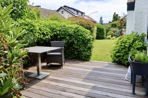 Holzterrasse vor der Küche - 