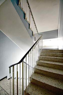 01haus_treppe.jpg - 1 Zimmer Mehrfamilienhaus, Wohnhaus in München