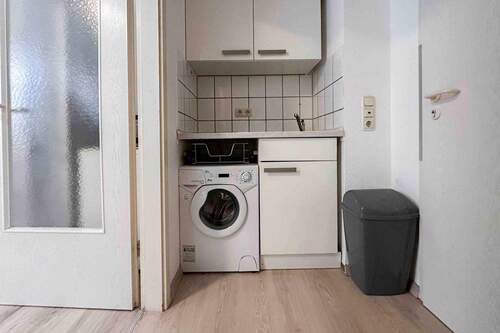 Eingangsbereich, Küche - 1 Zimmer Einfamilienhaus zum Kaufen in Nürnberg