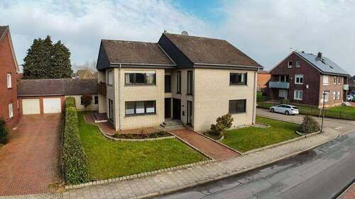 Zweifamilienhaus mit Garten - 