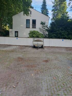 Außenansicht Parkplätze - 