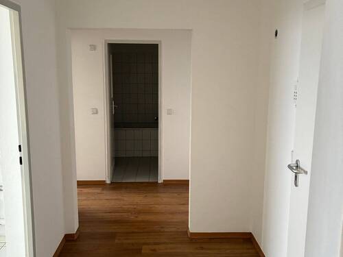 Flur mit Blick Richtung Bad, weiß angelegte Wände, brauer Vinyl-Designboden - Etagenwohnung mit 60,60 m² in Darmstadt zur Miete